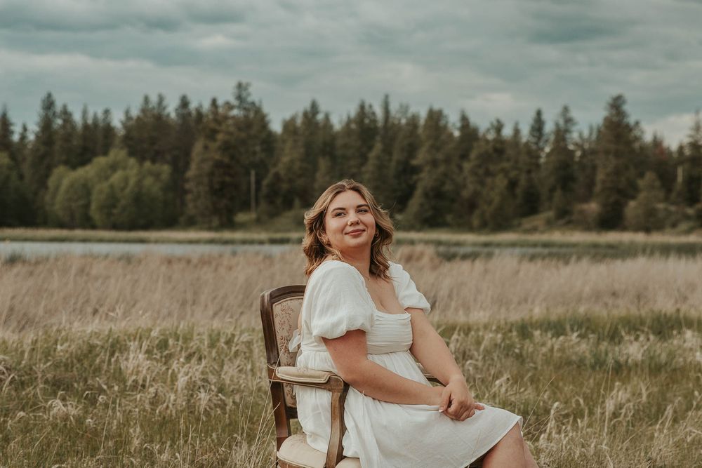 Outdoor senior photography. vintage-inspired styling. Charming senior portraits using vintage props and classic poses of a spokane wa senior