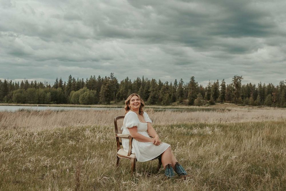Outdoor senior photography. vintage-inspired styling. Charming senior portraits using vintage props and classic poses of a spokane wa senior