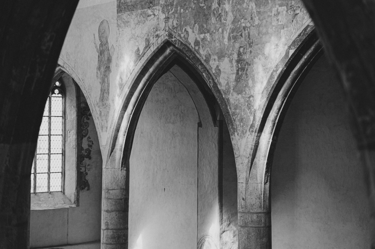 shooting mariage élégant aux Dominicains de Guebwiller cloître pierre ancienne