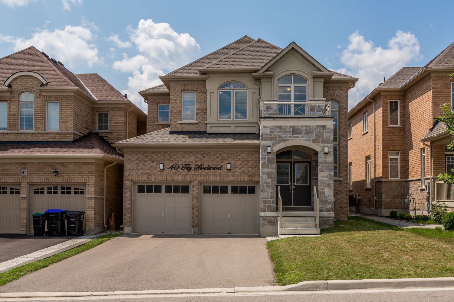 A photo of a detached home in Bradford  Ontario for a real estate listing in south Simcoe County photographed by Sarah Tennant