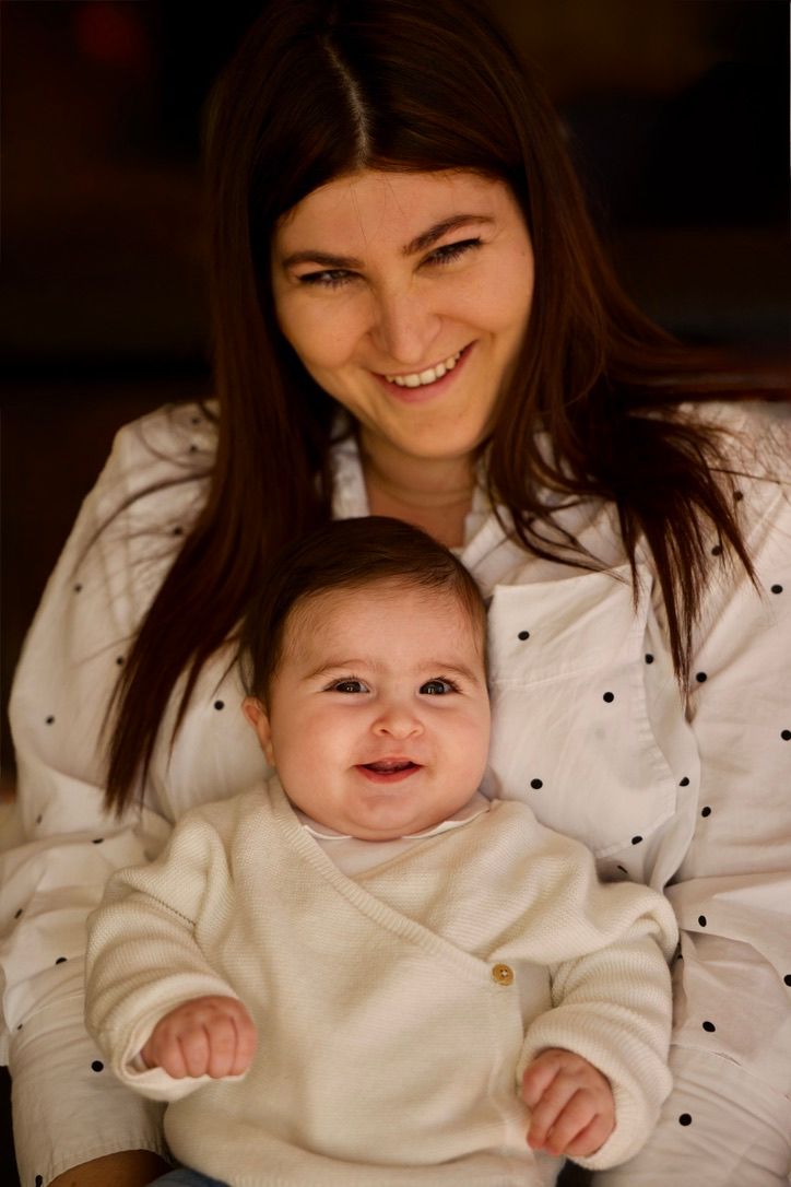 Portrait mère et bébé souriants lors d’un shooting photo famille à Aix-en-Provence, ambiance douce et lumineuse