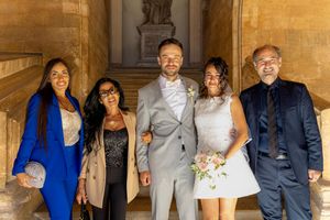 Mariés avec leurs proches dans un décor en pierre, photographe mariage Provence WA Visuel.