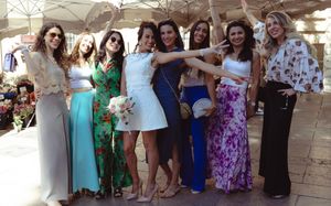 Photo de groupe avec la mariée et ses proches, mariage élégant en Provence près d’Aix.