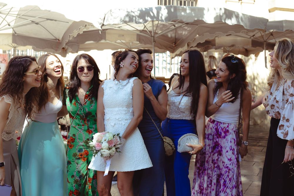 Mariée entourée de ses demoiselles d’honneur, reportage photo mariage en Provence par WA Visuel.