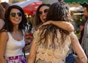 Invitées souriantes lors d’un mariage en Provence, reportage photo naturel près d’Aix-en-Provence.