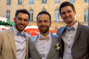 Marié entouré de ses témoins, photo de mariage élégante en Provence près d’Aix-en-Provence.