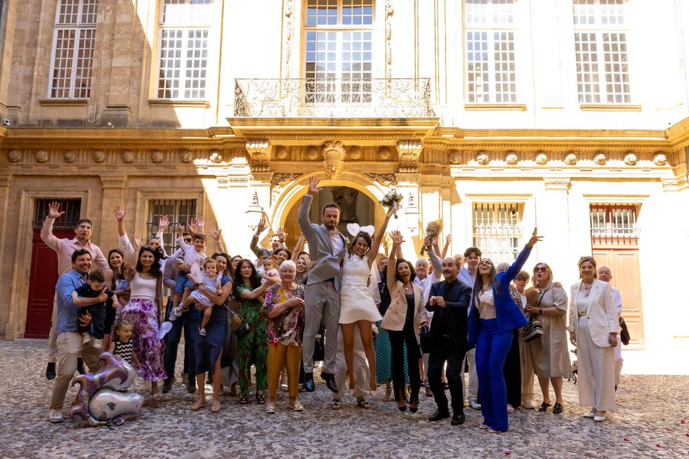 Photo de groupe des invités devant une bastide provençale, mariage à Aix-en-Provence par WA Visuel.