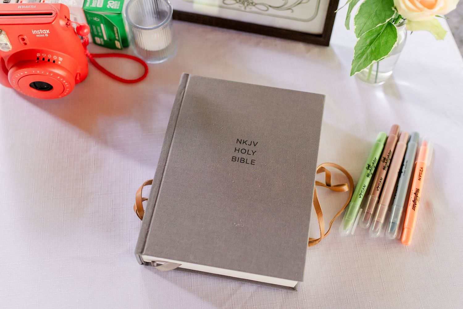 Bijbeltekst op een christelijke trouwkaart als inspiratie voor een huwelijk vanuit geloof