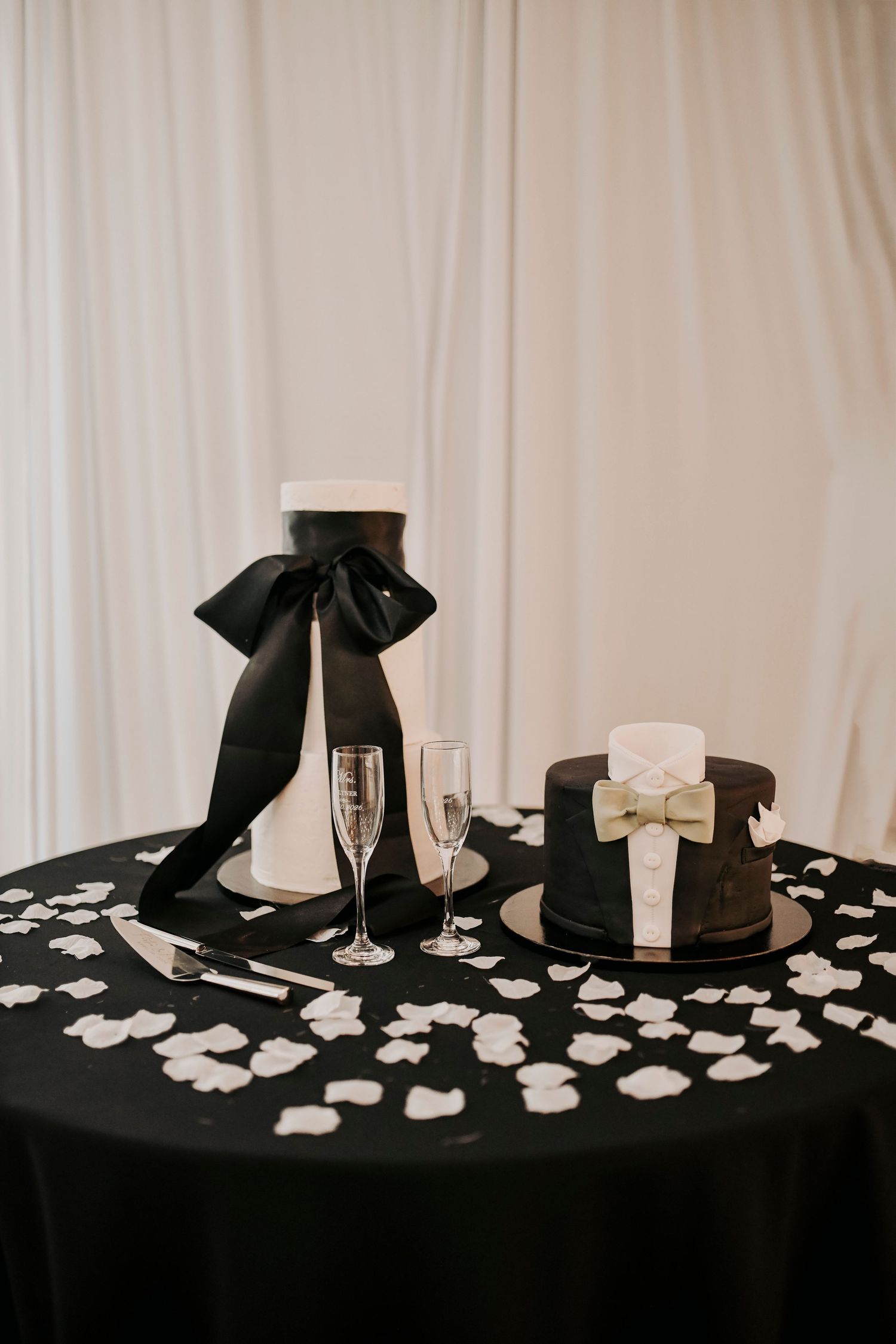 Three-tier ivory wedding cake by Delicious Cakes
