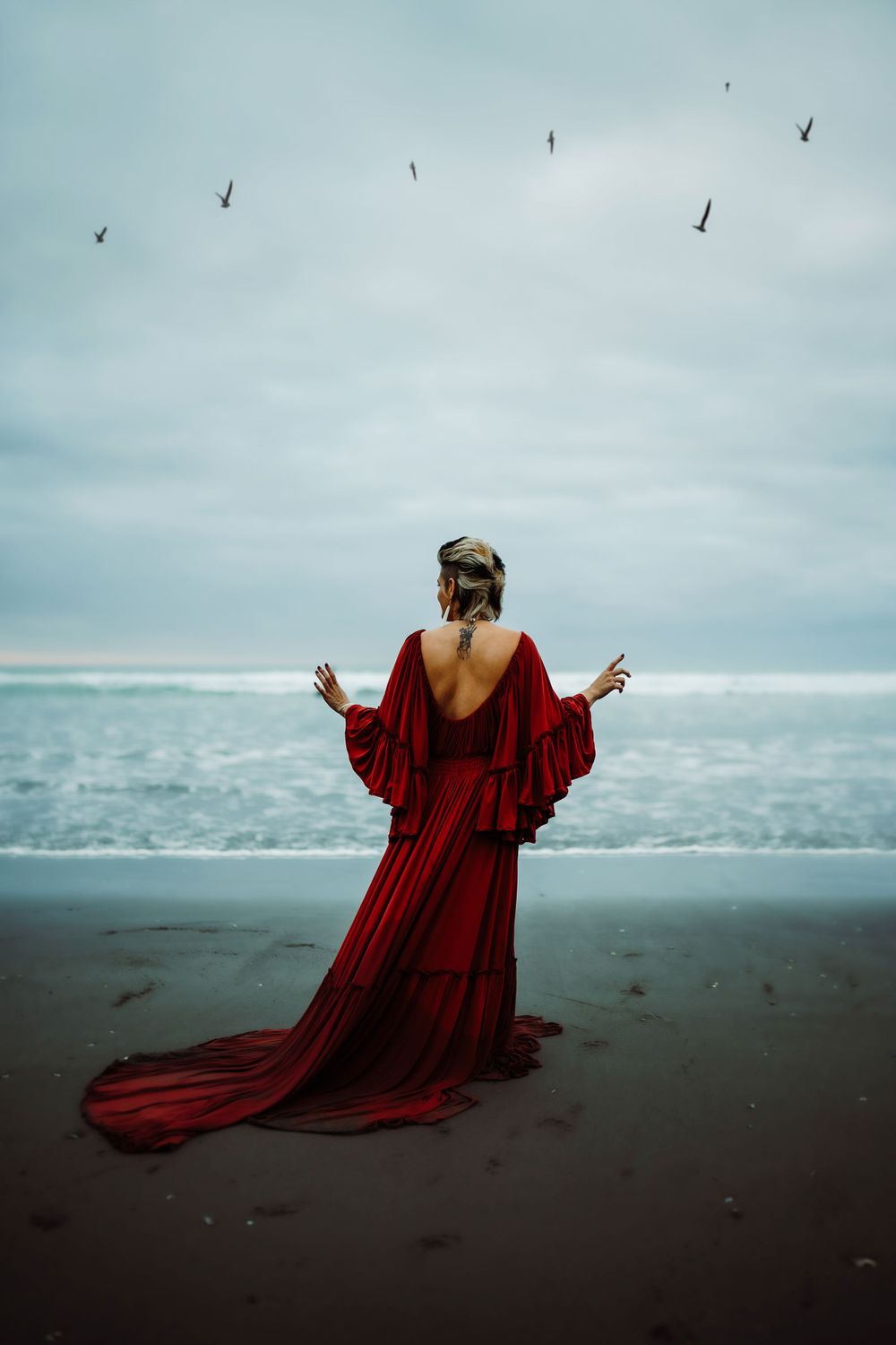 raglan-beach-moody-creative-portrait-at-sunset-newzealand