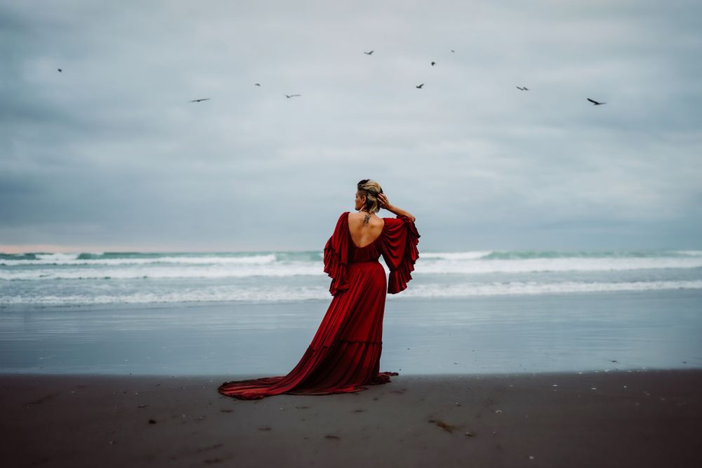raglan-beach-moody-creative-portrait-at-sunset-newzealand