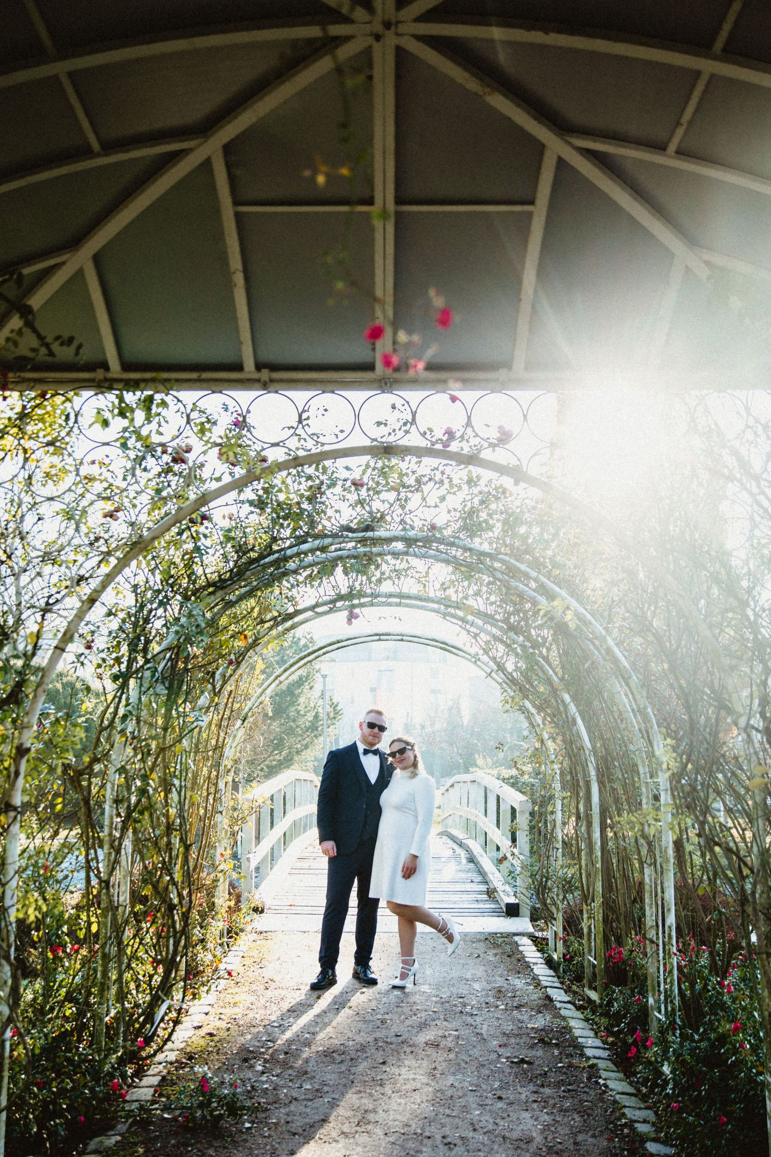 rosarium uetersen, hamburg, pregnant bride, standesamt, civil wedding, germany, babybelly, walkin in sunshine, spaziergang,