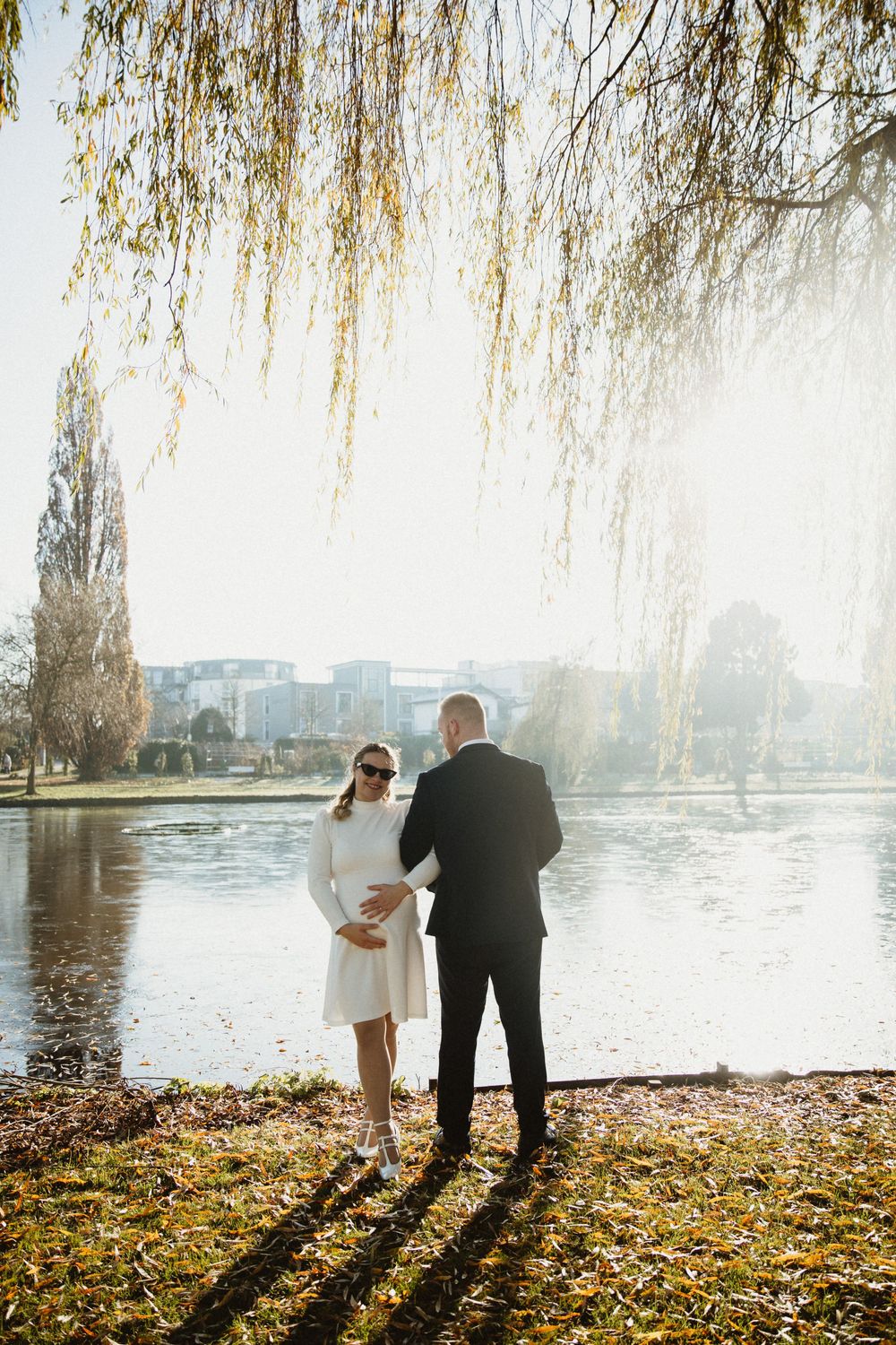 rosarium uetersen, hamburg, pregnant bride, standesamt, civil wedding, germany, babybelly, walkin in sunshine, spaziergang,