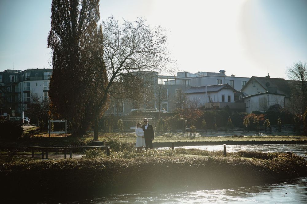 rosarium uetersen, hamburg, pregnant bride, standesamt, civil wedding, germany, babybelly, walkin in sunshine, spaziergang,