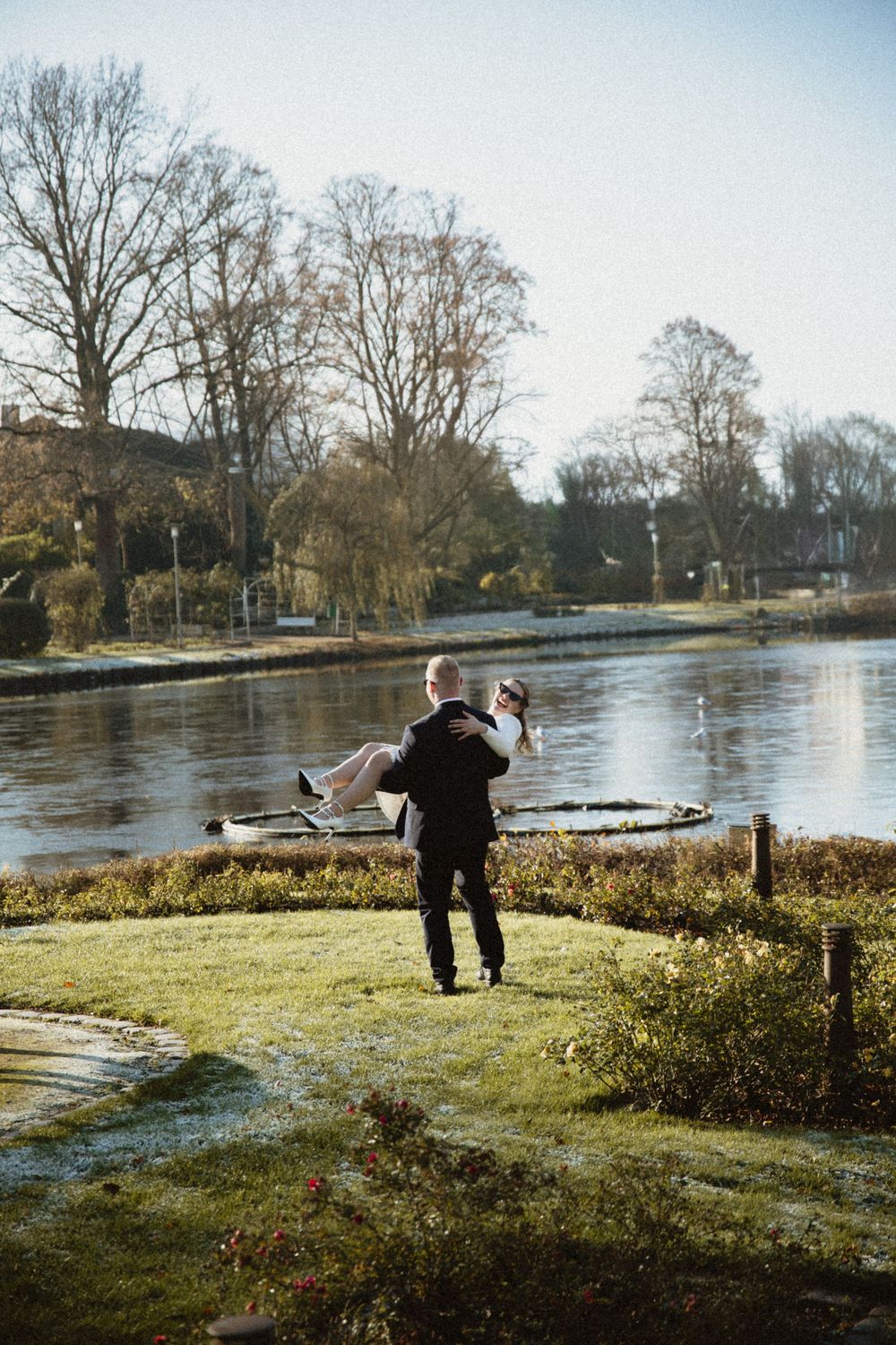 rosarium uetersen, hamburg, pregnant bride, standesamt, civil wedding, germany, babybelly, walkin in sunshine, spaziergang, moments
