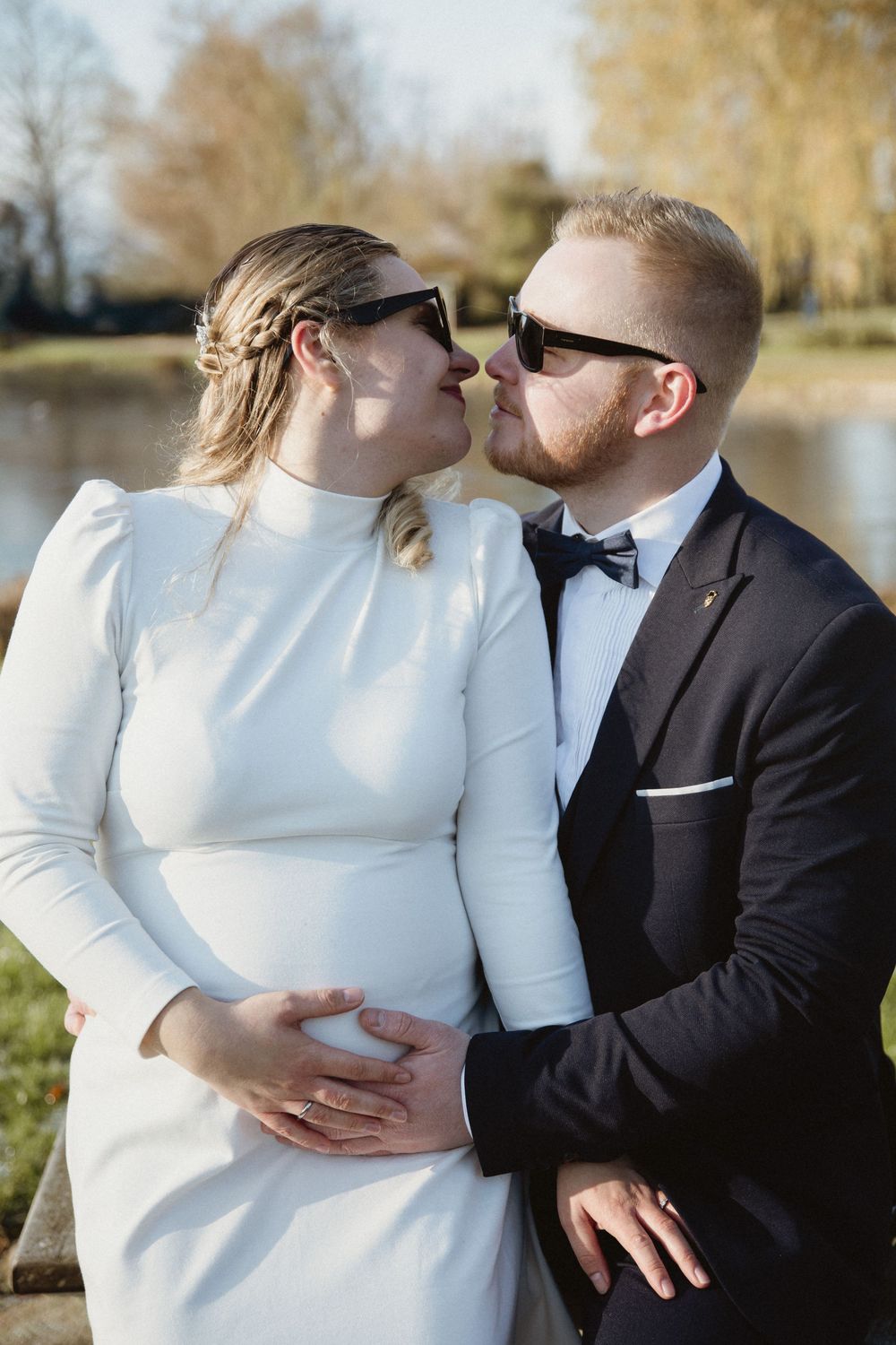 rosarium uetersen, hamburg, pregnant bride, standesamt, civil wedding, germany, babybelly, walkin in sunshine, spaziergang, kiss