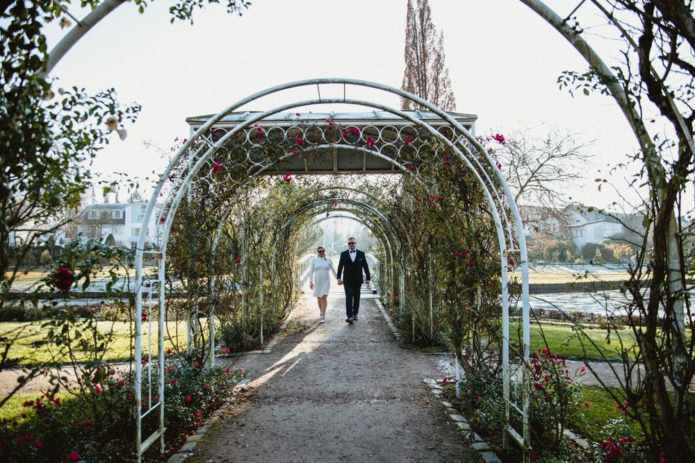 rosarium uetersen, hamburg, pregnant bride, standesamt, civil wedding, germany, babybelly, walkin in sunshine, spaziergang,