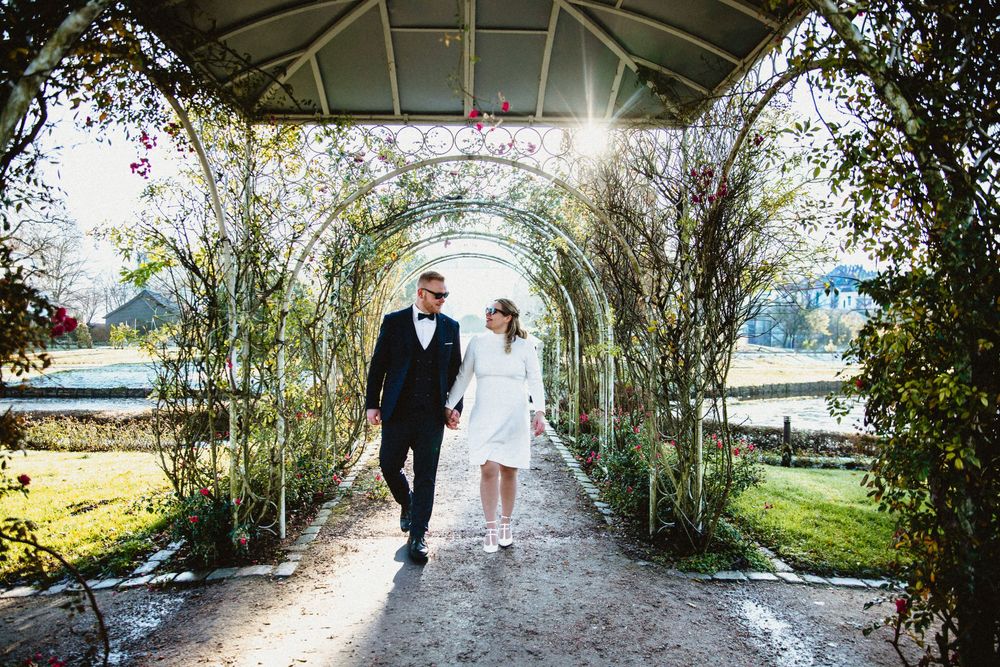 rosarium uetersen, hamburg, pregnant bride, standesamt, civil wedding, germany, babybelly, walkin in sunshine, spaziergang, smile
