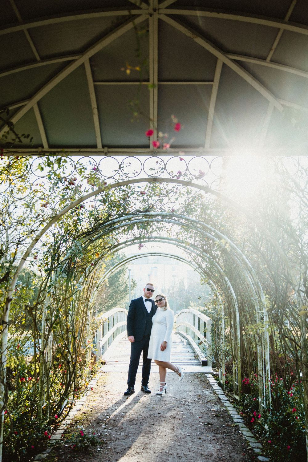 rosarium uetersen, hamburg, pregnant bride, standesamt, civil wedding, germany, babybelly, walkin in sunshine, spaziergang,