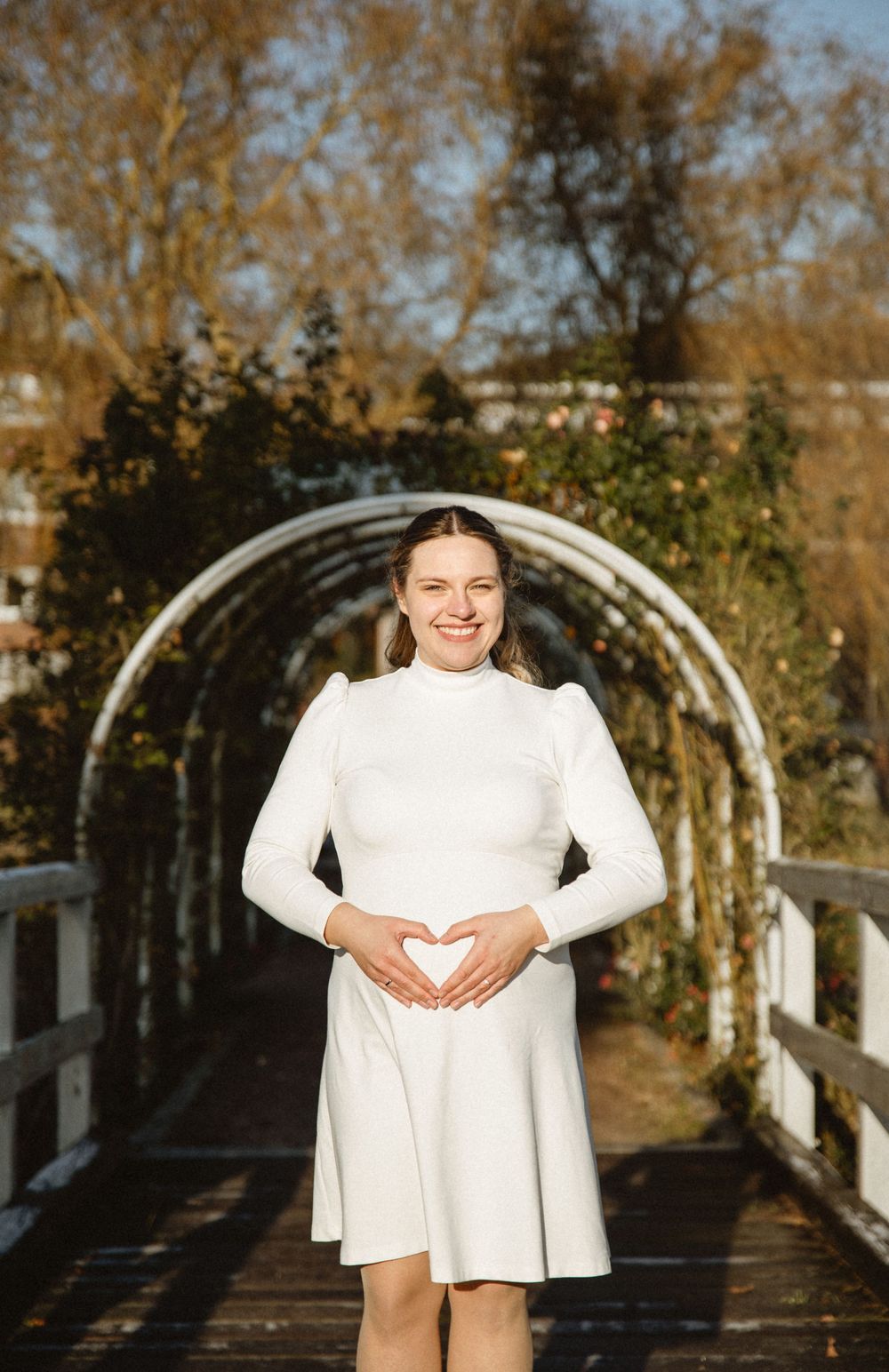 rosarium uetersen, hamburg, pregnant bride, standesamt, civil wedding, germany, babybelly, walkin in sunshine, spaziergang, bride