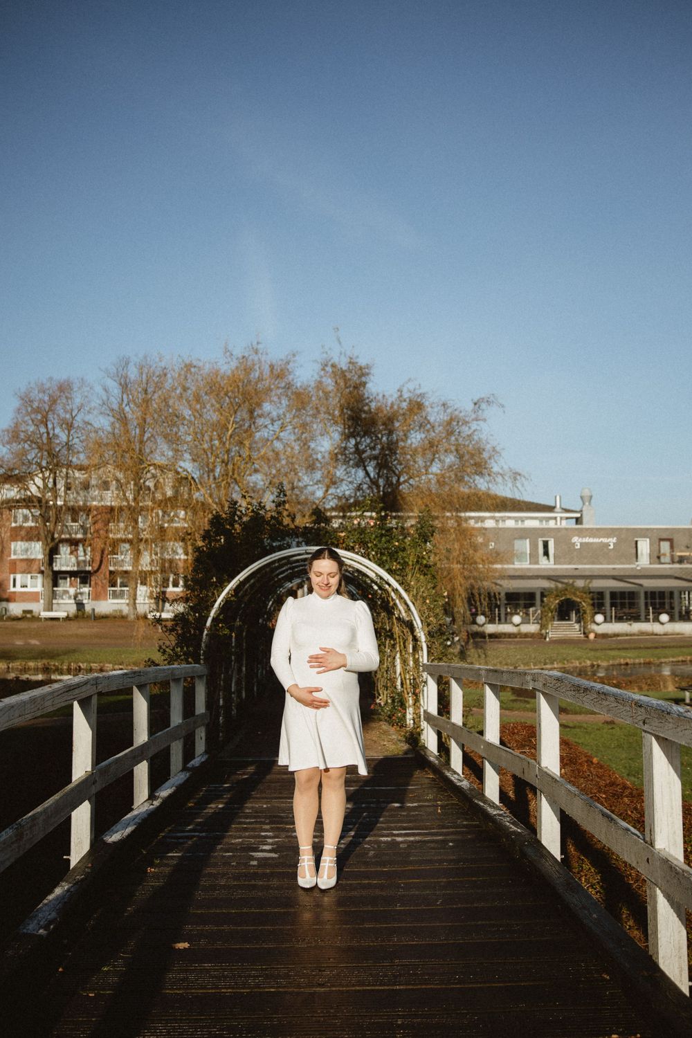 rosarium uetersen, hamburg, pregnant bride, standesamt, civil wedding, germany, babybelly, walkin in sunshine, spaziergang, bride