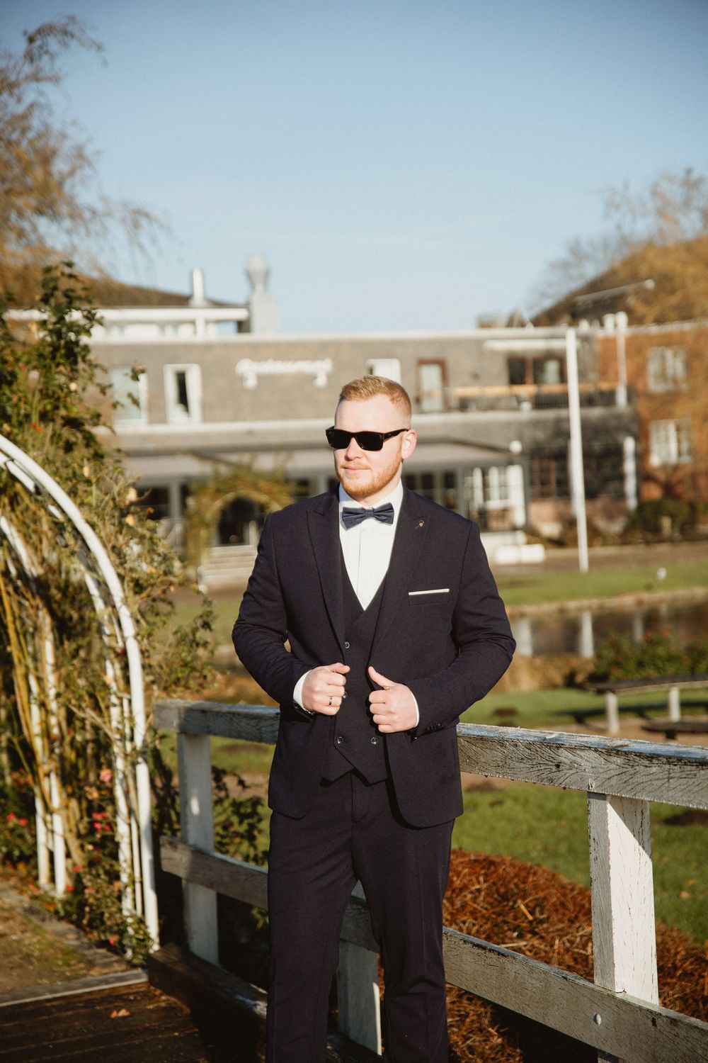 rosarium uetersen, hamburg, pregnant bride, standesamt, civil wedding, germany, babybelly, walkin in sunshine, spaziergang, groom