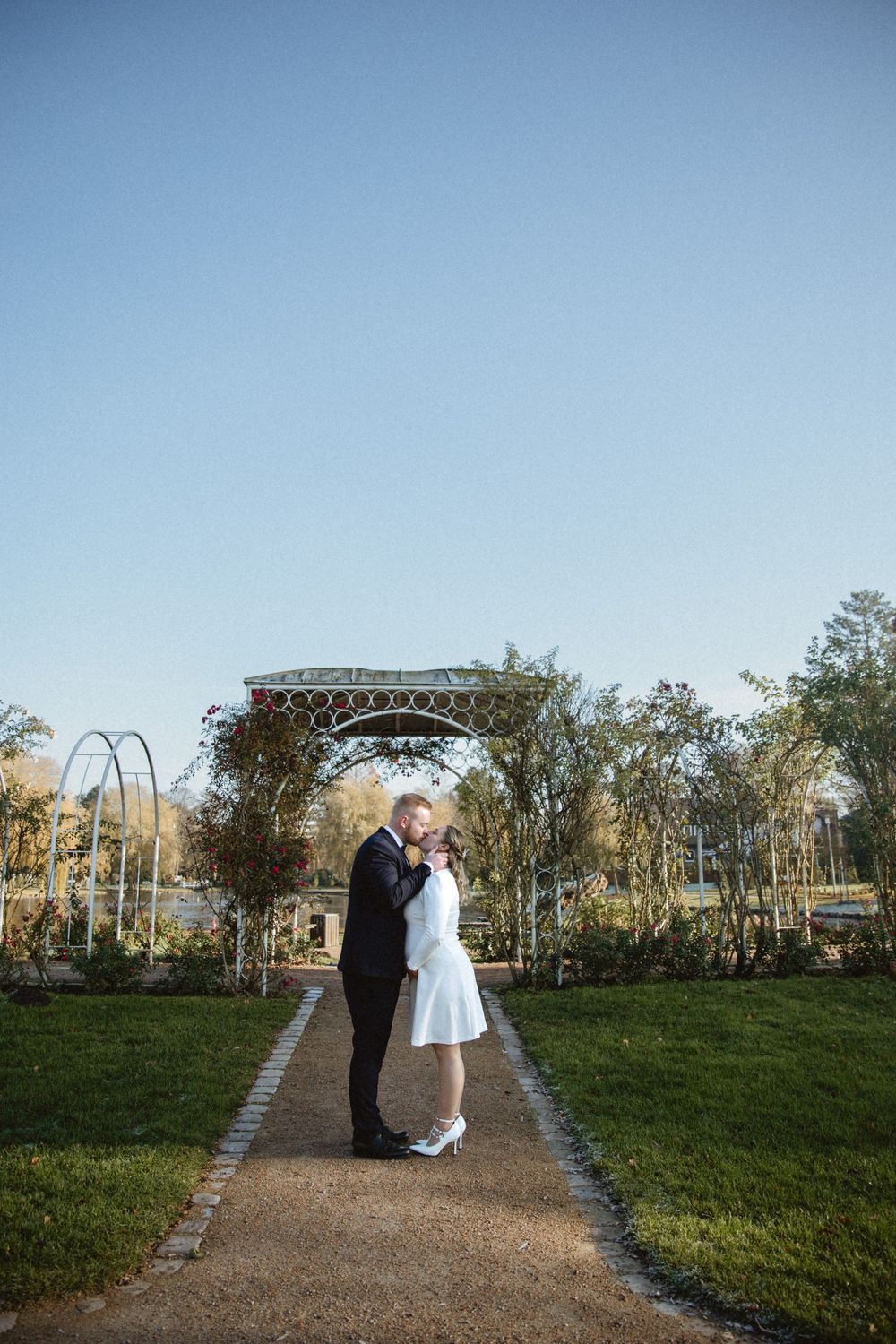 rosarium uetersen, hamburg, pregnant bride, standesamt, civil wedding, germany, babybelly, walkin in sunshine, spaziergang, kiss