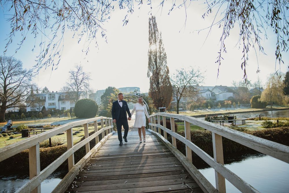 rosarium uetersen, hamburg, pregnant bride, standesamt, civil wedding, germany, babybelly, walkin in sunshine, spaziergang,