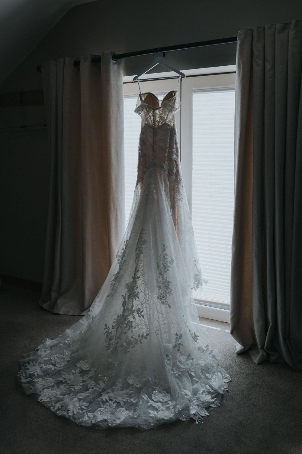 hobbit hill wedding photography wedding dress