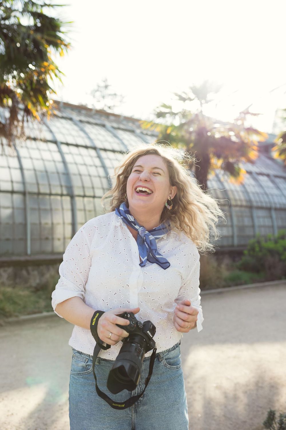 Séance portrait Paris — Kasia posant devant les verrières de la serre d’Auteuil