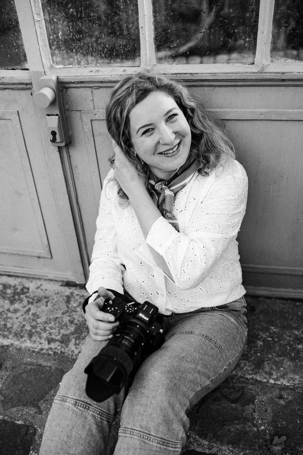 Portrait intimiste de Kasia dans les allées verdoyantes de la serre d’Auteuil