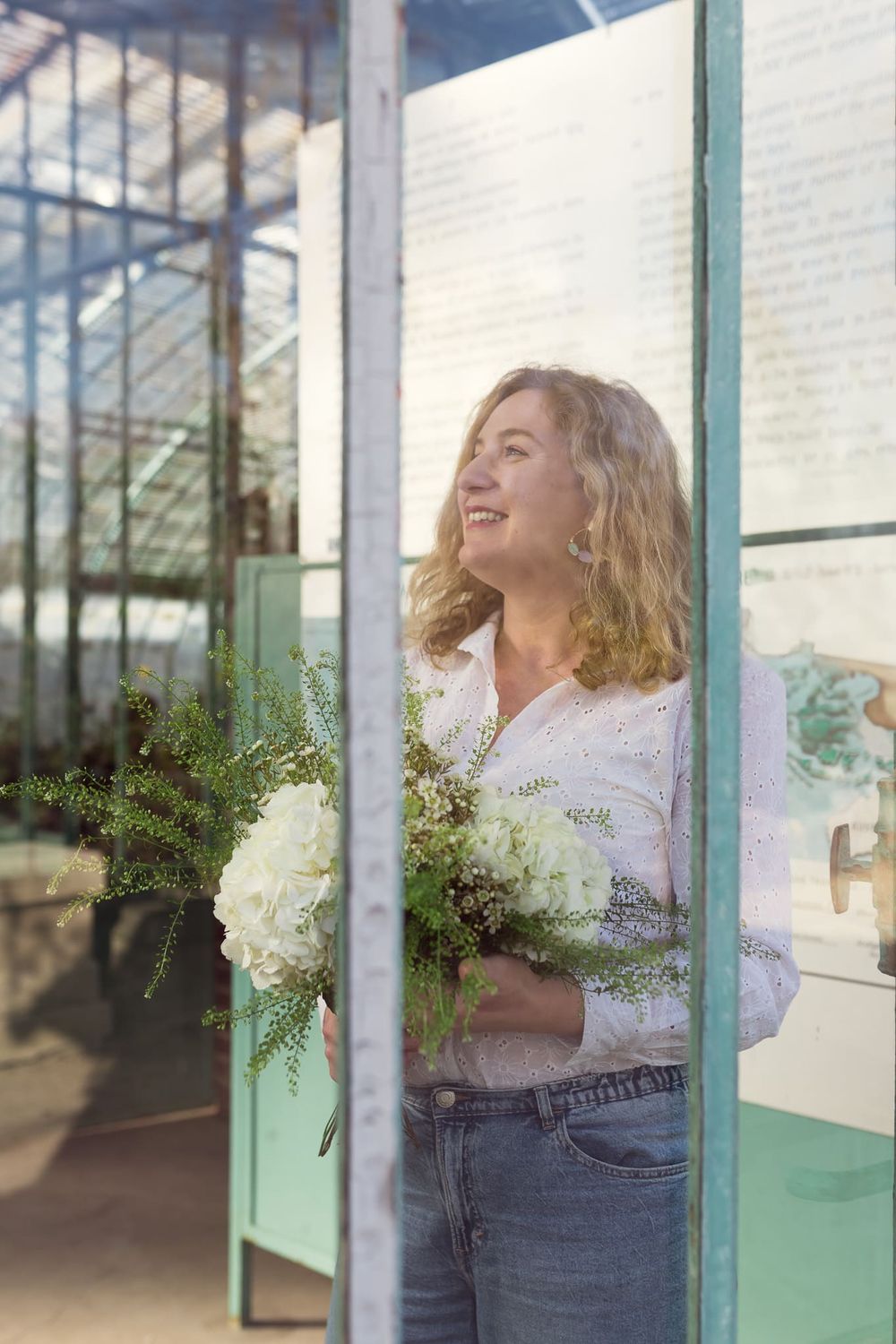 Portrait de Kasia dans la serre d’Auteuil à Paris, lumière naturelle et végétation tropicale