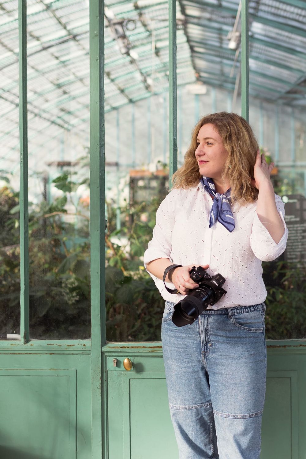 Portrait artistique de Kasia au milieu des plantes exotiques de la serre d’Auteuil