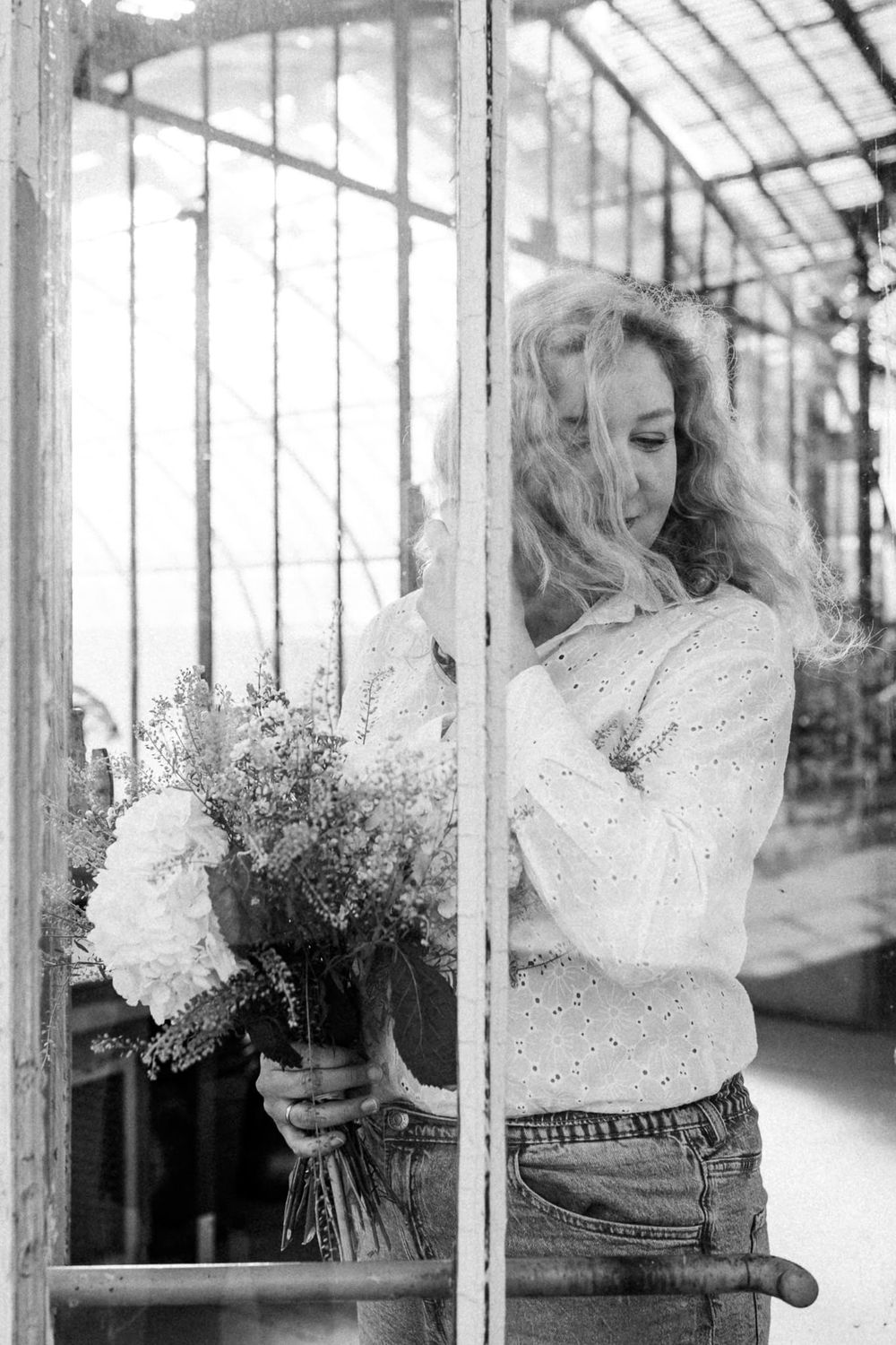 Portrait femme urbain‑nature dans la serre d’Auteuil à Paris