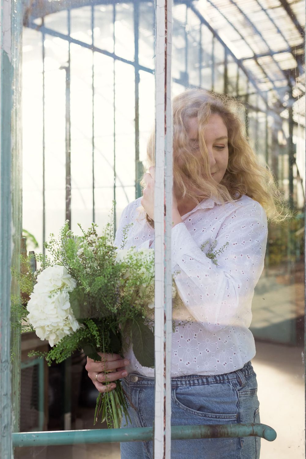 Portrait naturel dans la serre d’Auteuil — lumière douce, feuillage luxuriant