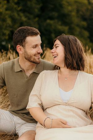 Photo de couple complice dans les champs yvelines Orgerus