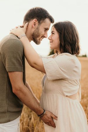 Photo de couple grossesse dans les champs yvelines