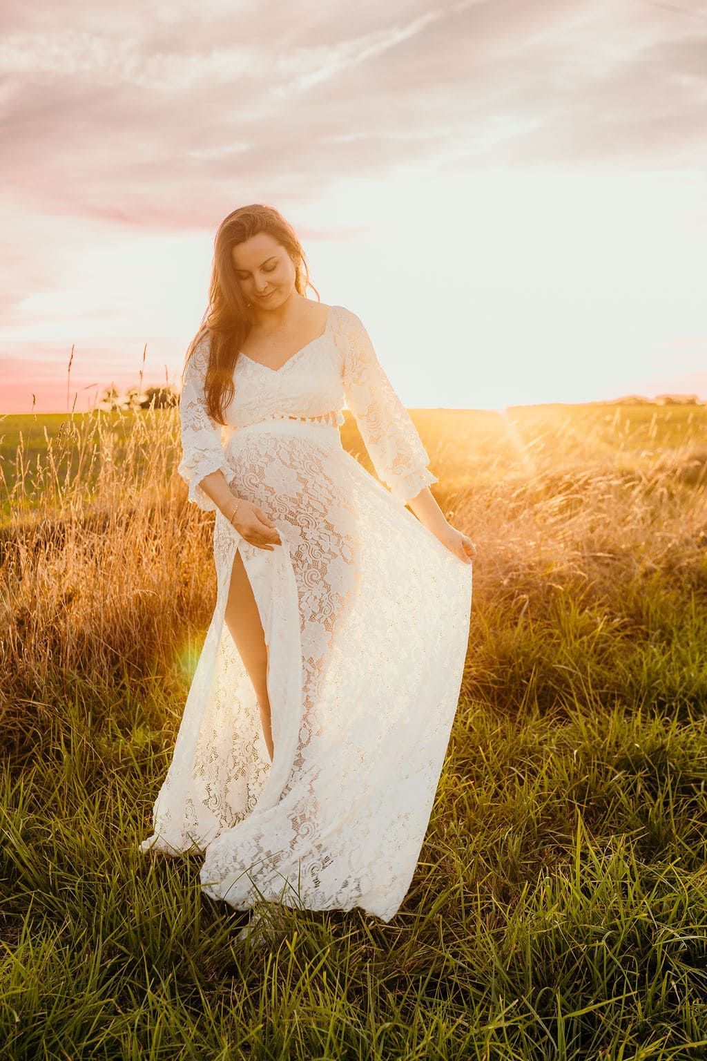 Photo de grossesse bohème champêtre dans les champs pendant la golden hour, yvelines