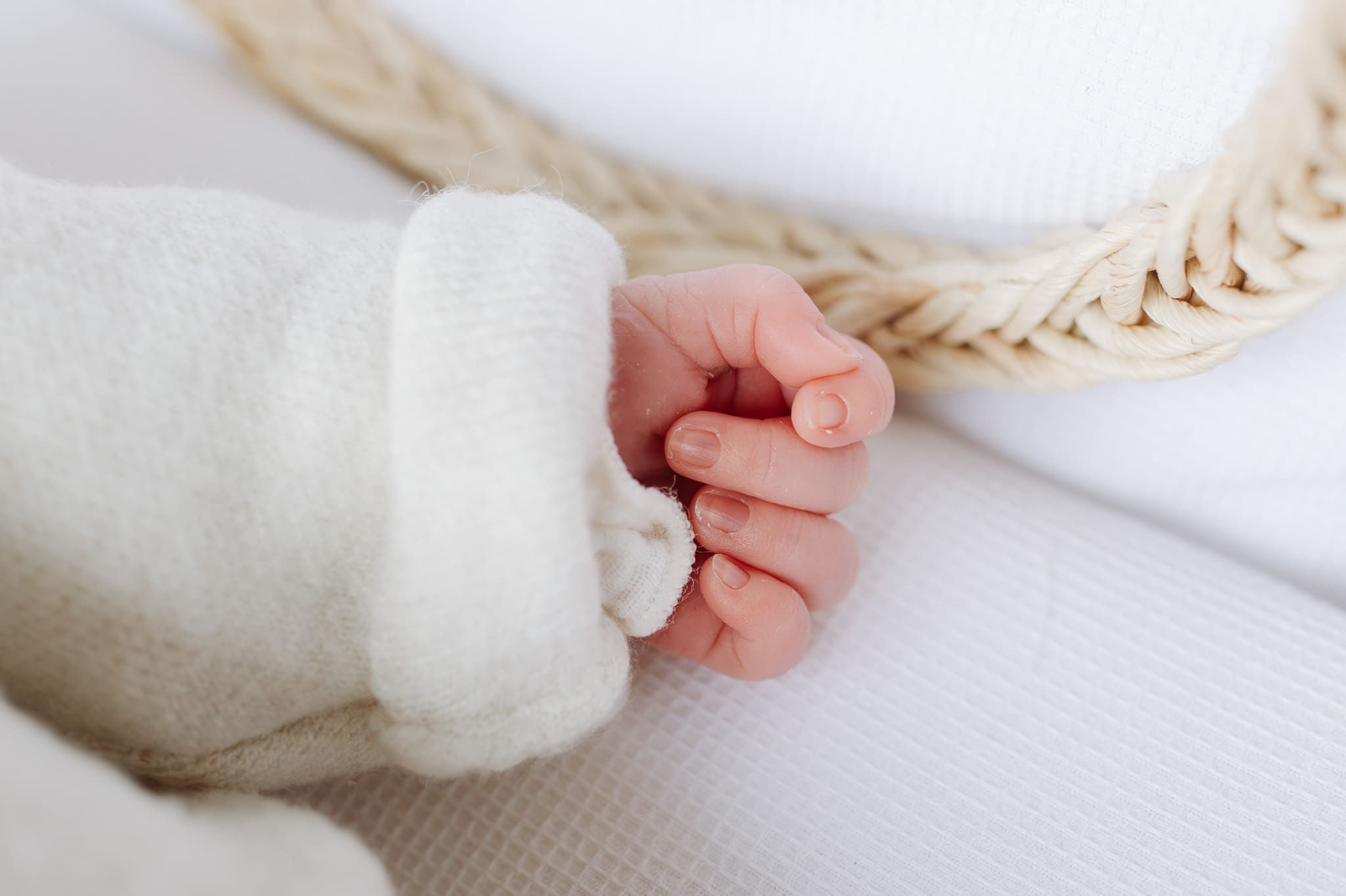 Photo de détail, main de bébé, photographe yvelines
