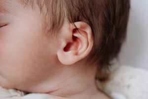 Photo de détail oreille de bébé nouveau-né yvelines