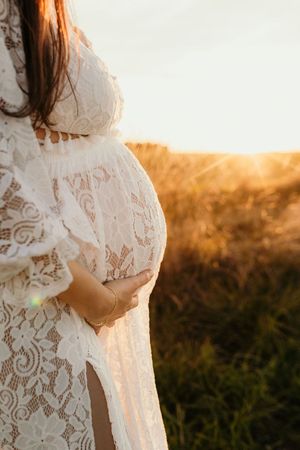 Photo de détail shooting grossesse baby bump golden hour yvelines séance grossesse champêtre campagne