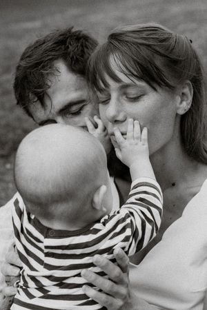 Portrait de famille émouvant en noir et blanc yvelines