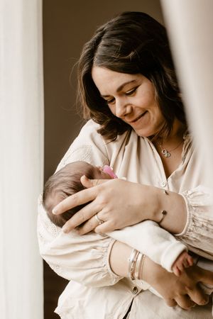 Photo maman bébé nouveau-né séance naissance yvelines