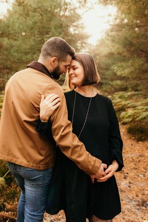 Portrait de couple dans les yvelines forêt de Behoust