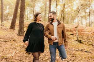 Couple qui se promène dans la forêt yvelines séance grossesse