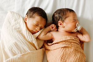 Bébés jumelles nouveaux-nés séance photo de naissance yvelines