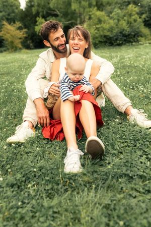 Photographe de famille couple et bébé dans les yvelines parc de versailles