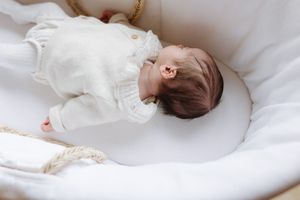 Photo nouveau-né dans un berceau cosy épuré yvelines