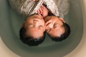 Bain thalasso bébé dans les yvelines photo de nouveau-né jumelles