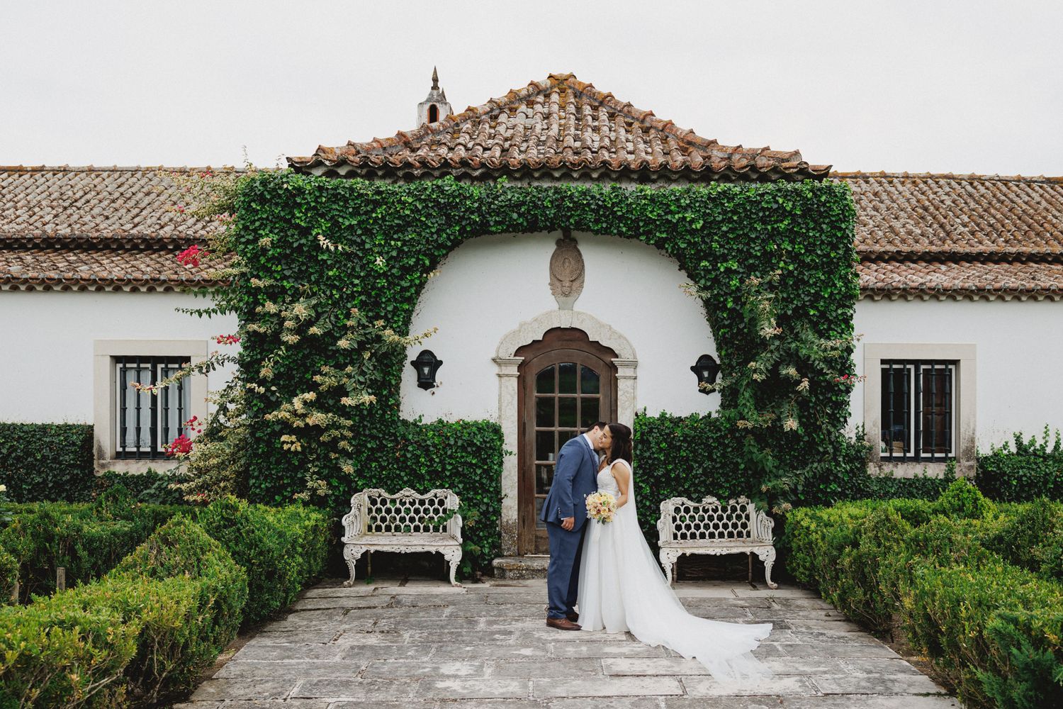 Outdoor wedding ceremony at Quinta Valle do Riacho in Alenquer, Portugal